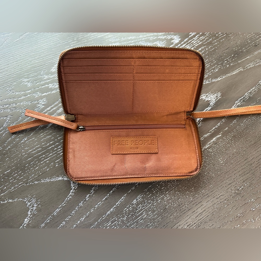 Free People Women’s Tan Vegan Leather Wristlet Wallet New - Picture 3 of 9